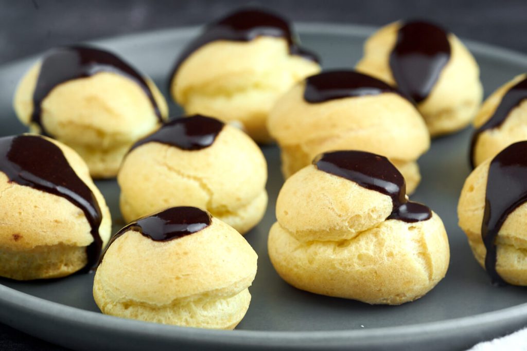 Profiteroles with pastry cream - Easy recipe for small filled choux buns
