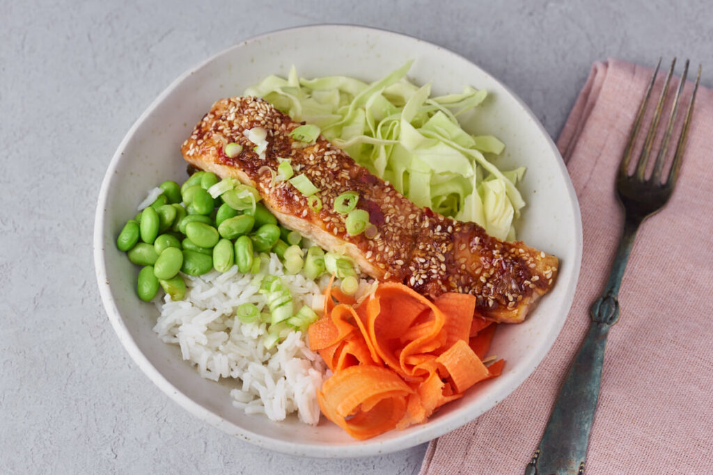 Salmon rice bowl - Recipe for healthy salmon salad