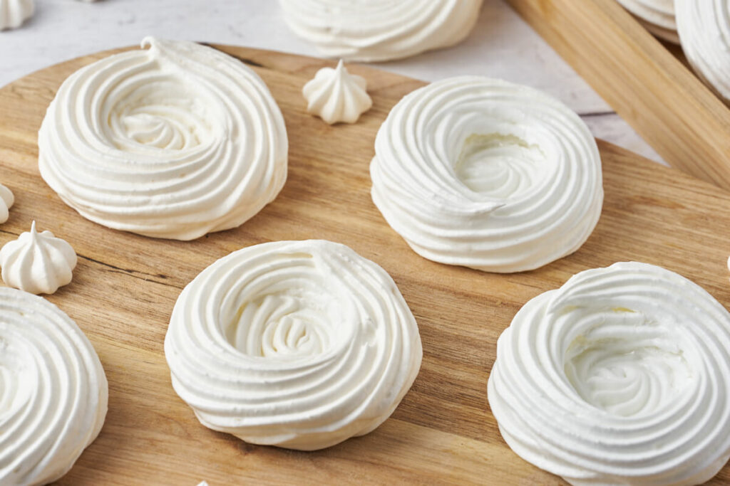 Meringue nests - Easy recipe for Birds' nests meringues