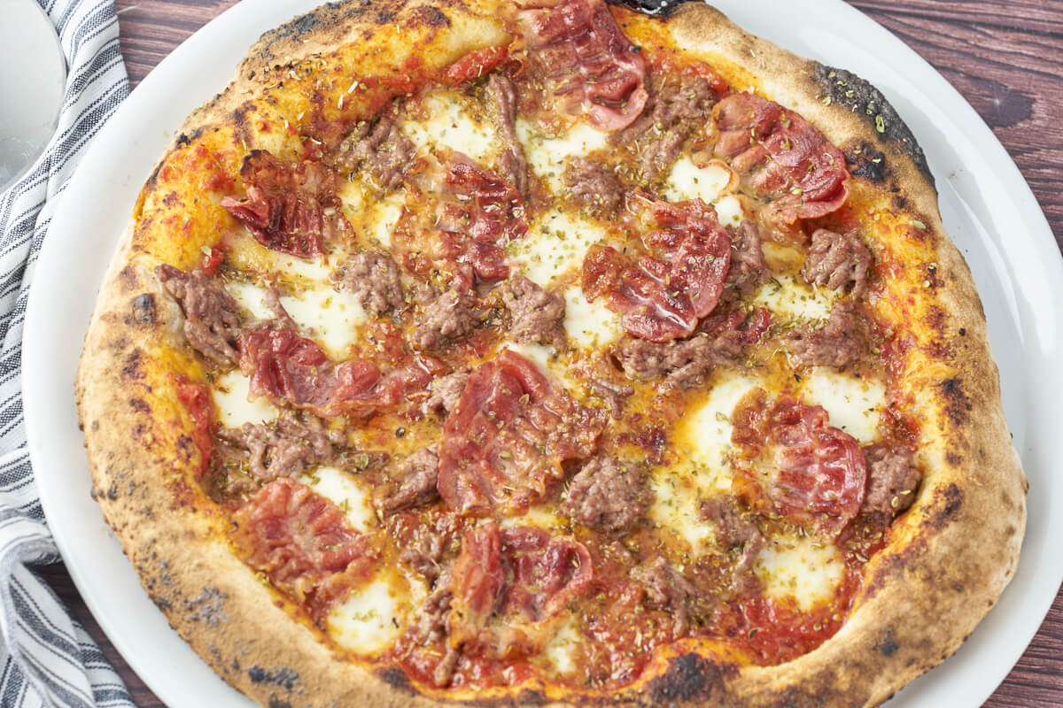 bacon and beef pizza